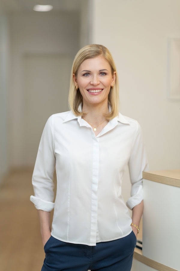 //www.kfo-navidy.de/wp-content/uploads/2026/06/dr-christina-navidy-2026-1.jpg